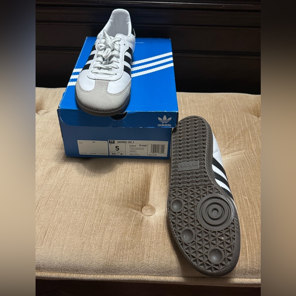 Adidas Samba White and Black Classic Sneakers - Picture 4 of 6